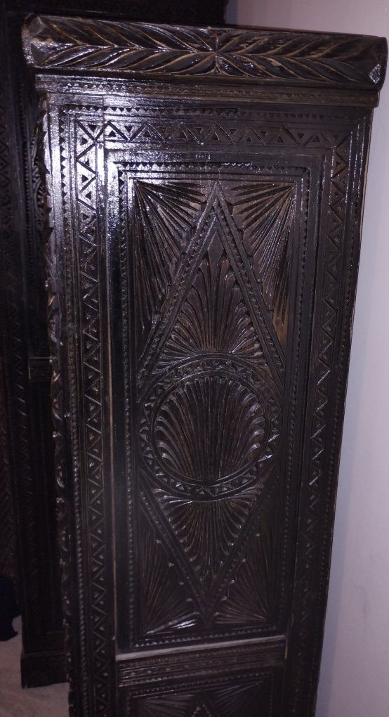 Vitrină sculptată în stil Brâncovenesc