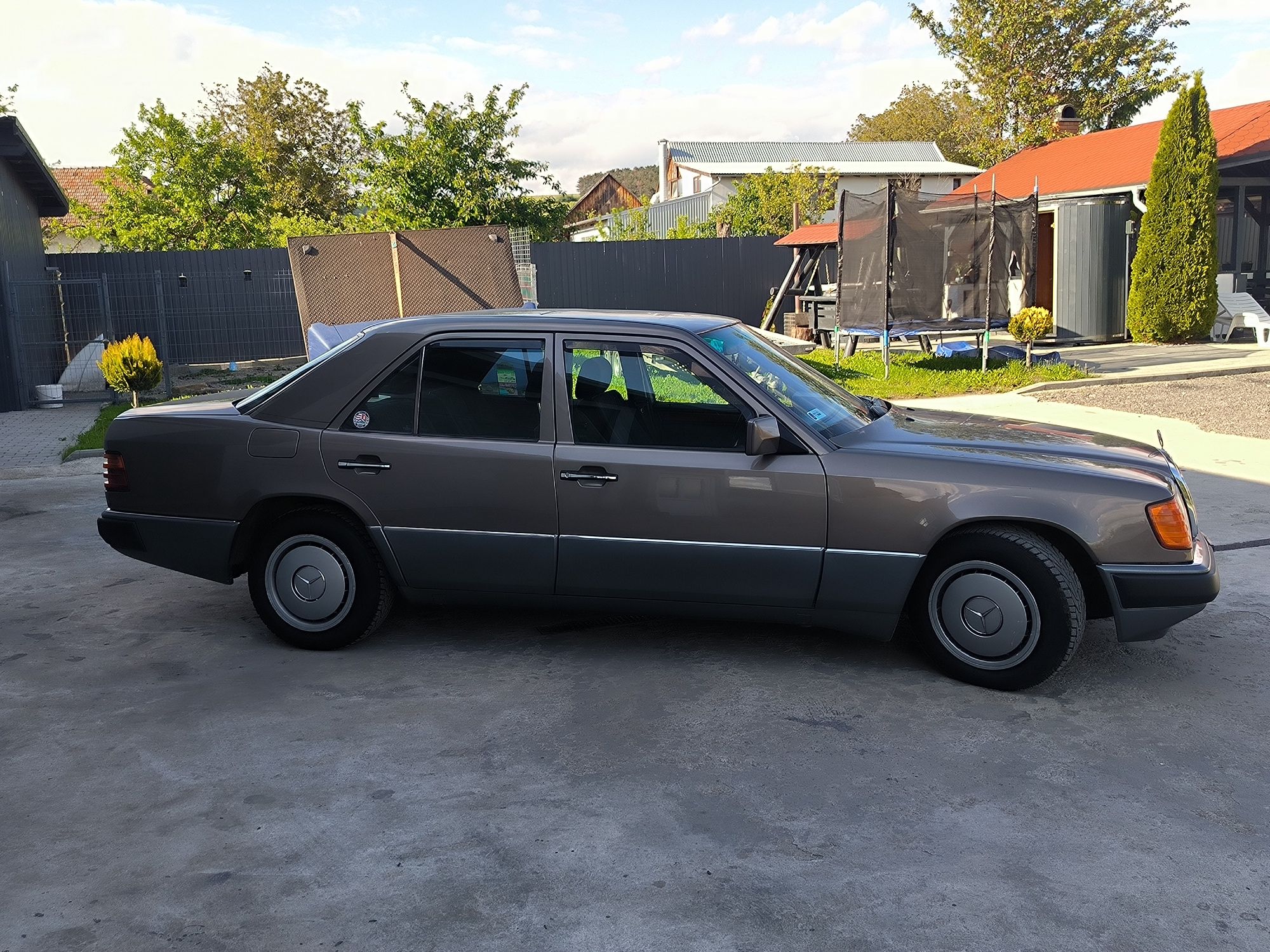 Mercedes Benz w124 3.0l Diesel automat vehicul Istoric