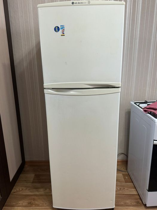 Продам б/у холодильник. Цена договорная