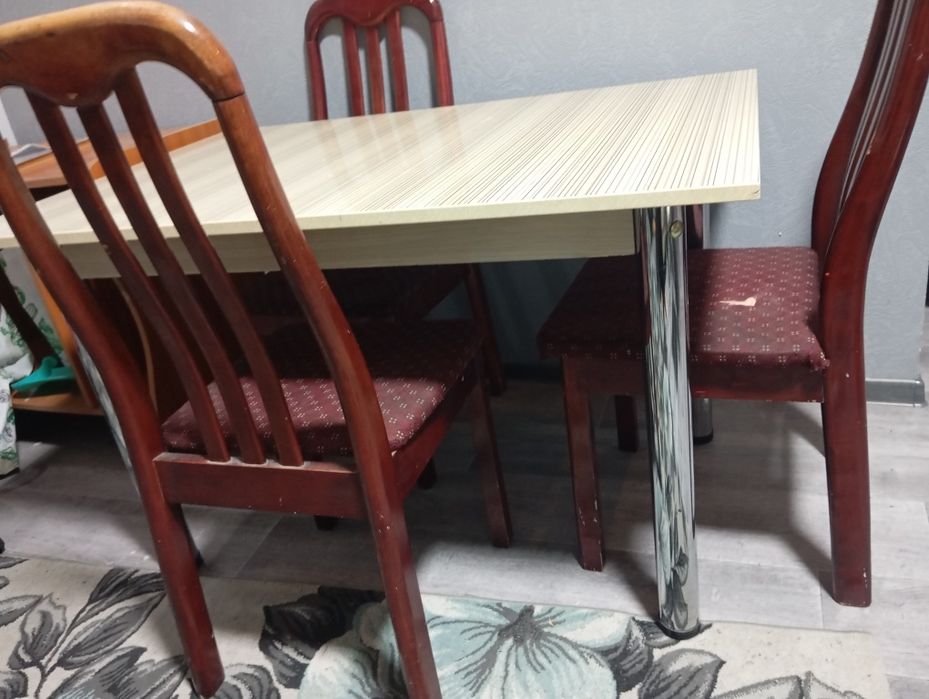 Стол и три стула продам не дорого в нормальном состоянии