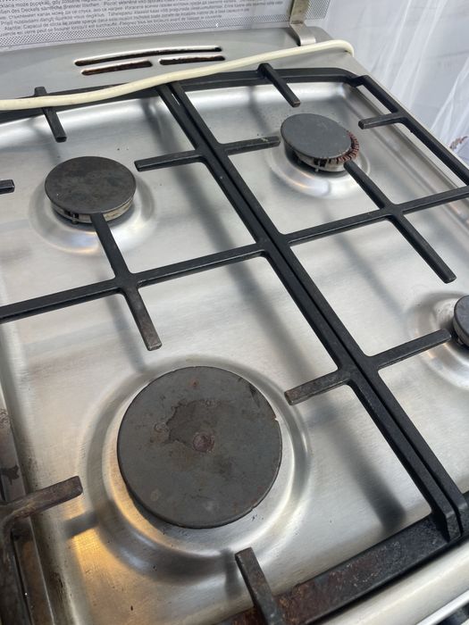 Aragaz pe gaz cu cuptor si functie de gratinate