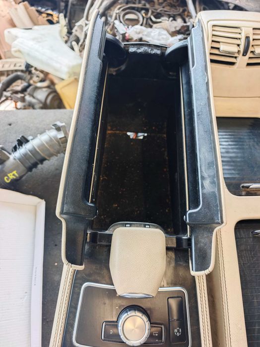 Бежов или Черен подлакътник кожен конзола Mercedes W218 CLS Мерцедес