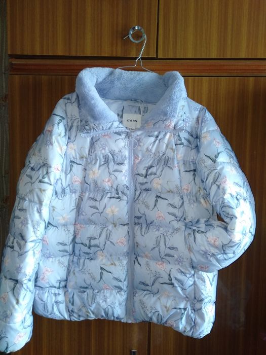Женская куртка в отличном состоянии, голубого цвета с рисунком.