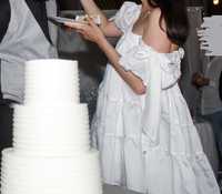 красива бяла рокля