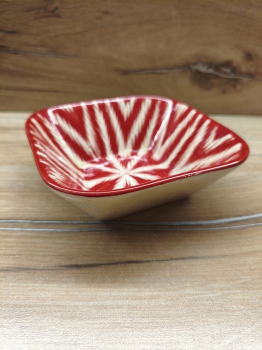 Керамическое кесе с узором красного цвета