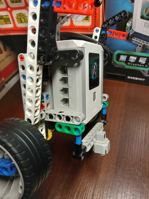 Abilix Krypton занимателен робот за програмиране.