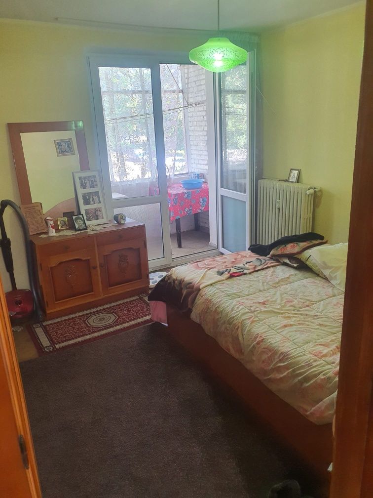Vînd 2camere tig2 etaj 1  cu 2balcoane geam baie