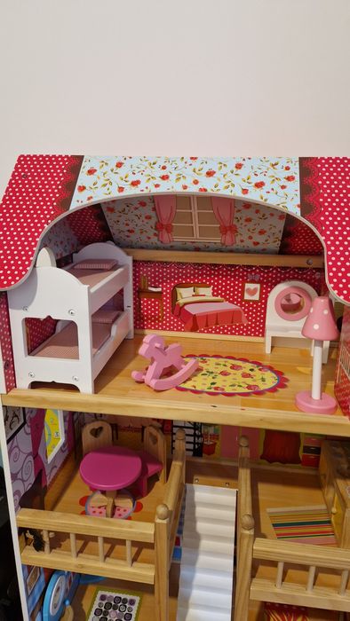 Casa de papusi din lemn cu mobilier din lemn si iluminat cu LED