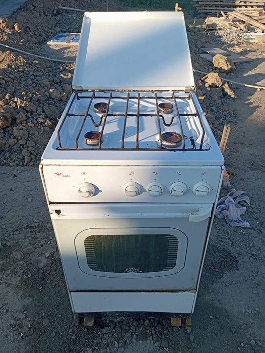 Газовая плита российского производства модель Лада.