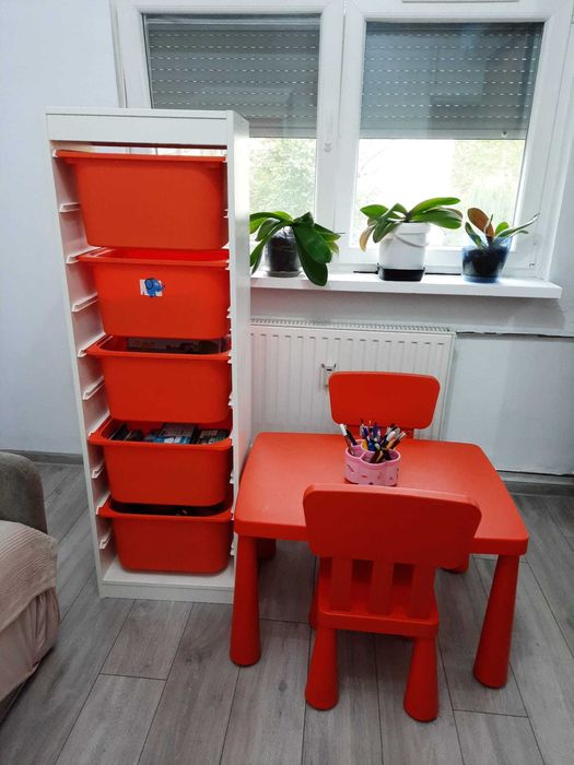 Masa ikea cu 2 scaune si ansamblu depozitare jucarii + cutii