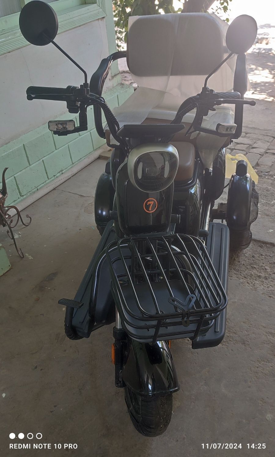 Skuter M4 qora yangi