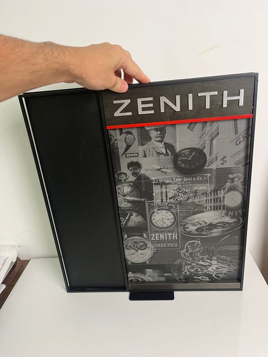 Метален дисплей на марката за часовници Зенит Zenith