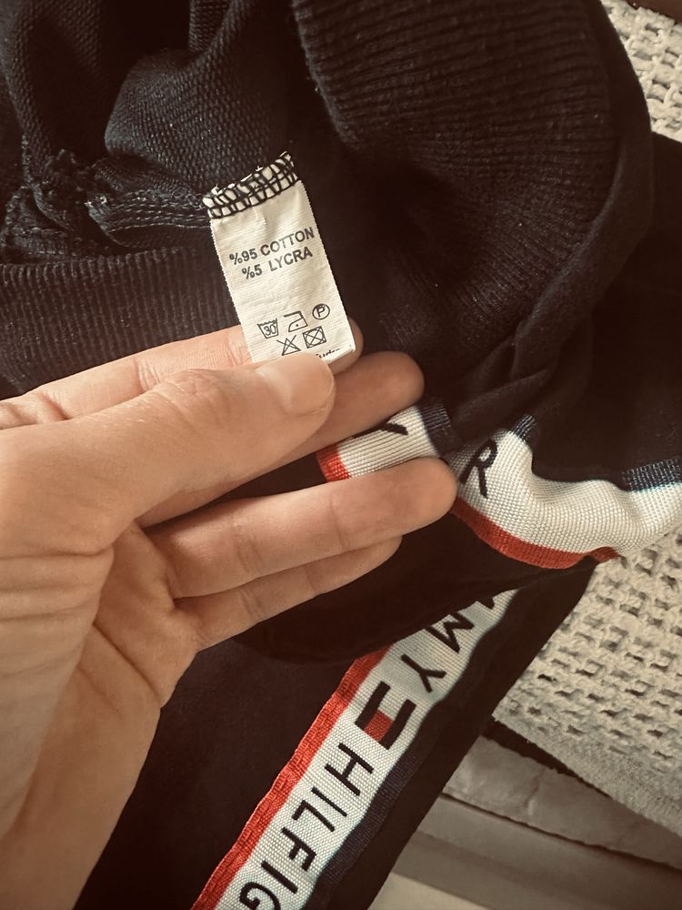 Trening de copii potrivit pentru 5/6 ani firma Tommy Hilfiger