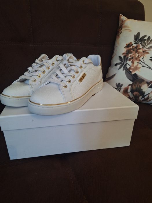 Vând adidasi dama (Guess)