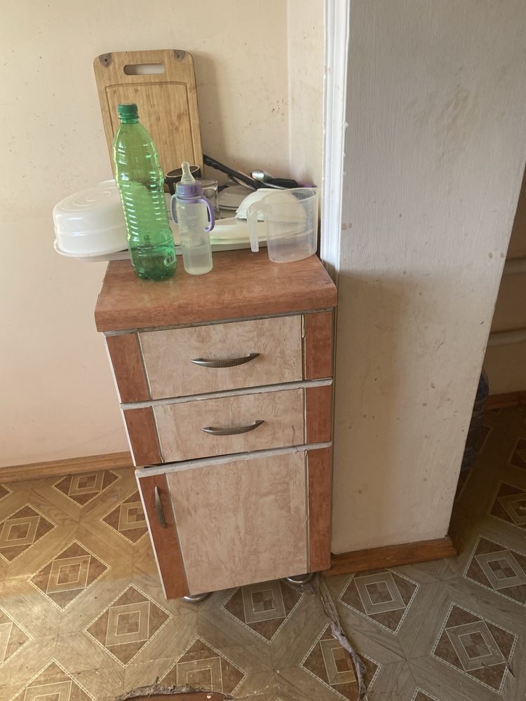 кухонний мибель, стол и стулев