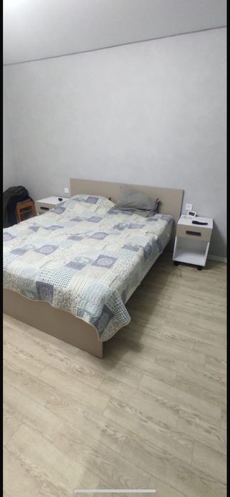 Двухместная кровать с 2 тумбами +матрас