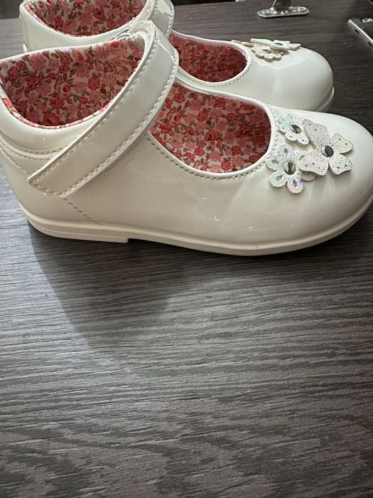 Vand sandalute lac albe