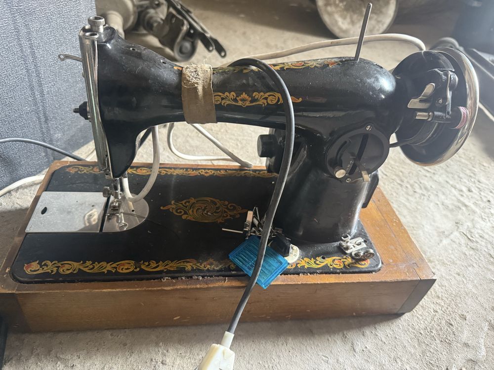 Продам швейную машинку