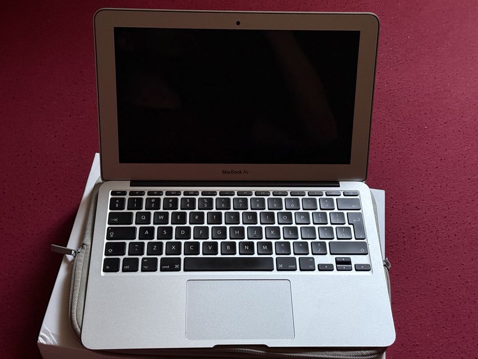 Vând Macbook Air 11-inch Early 2014 FULL BOX