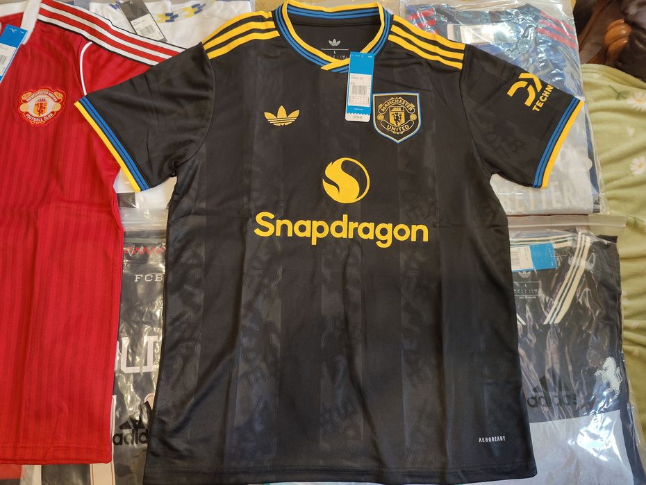 Футболни тениски Manchester United 2025/2026 3rd и retro