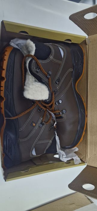 Продам защитную зимнюю обувь