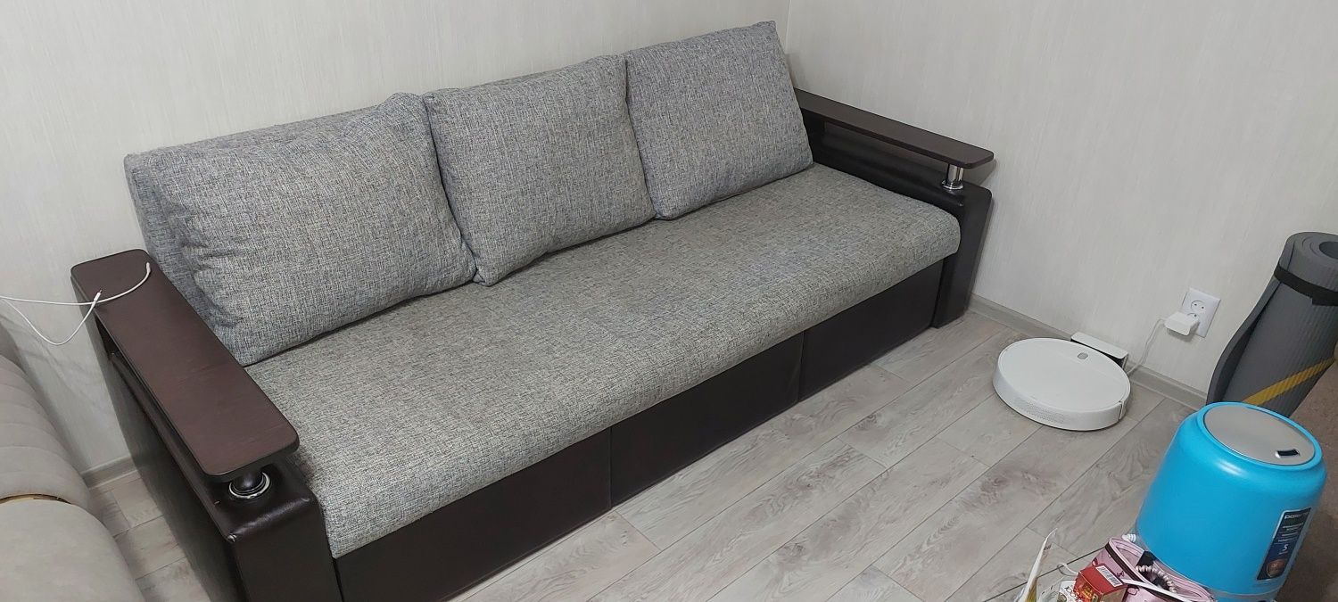 Продам диван раздвижной.