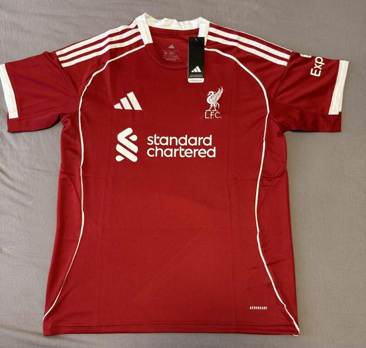 Футболни екипи на Liverpool. Екипите са от сезон 2025/2026.