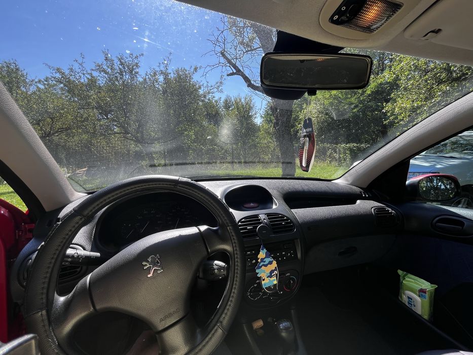 Peugeot 206 1.4 benzina – mic, rosu si fara fite, dar merge ca nou!