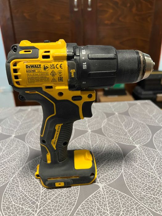 Винтоверт Dewalt DCD709