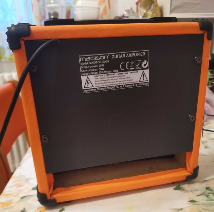 Vând set chitară - amplificator + doză amplificare MUZIKER (nouă).