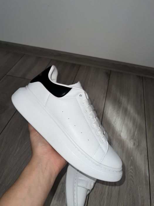 Vand 2 perechi de McQueen