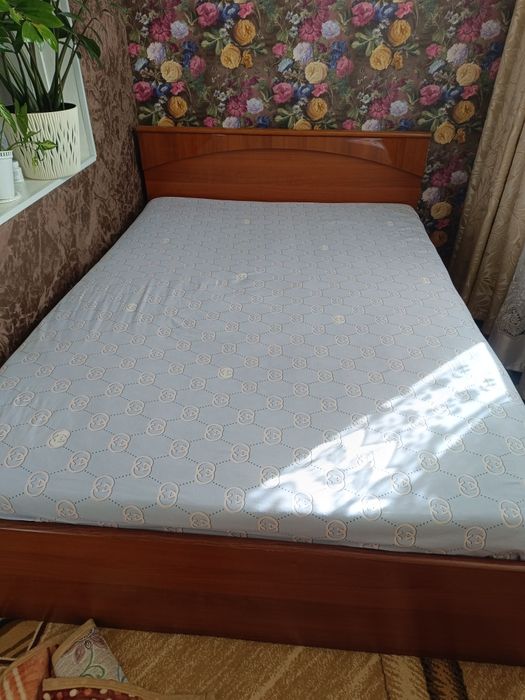 Продам двухспальную кровать