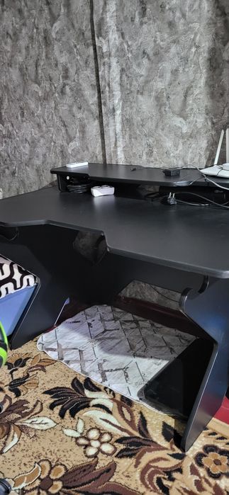 Продам  компьютерный стол с креслом