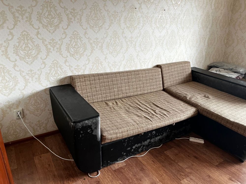 Диван Б/у  .Отдам даром