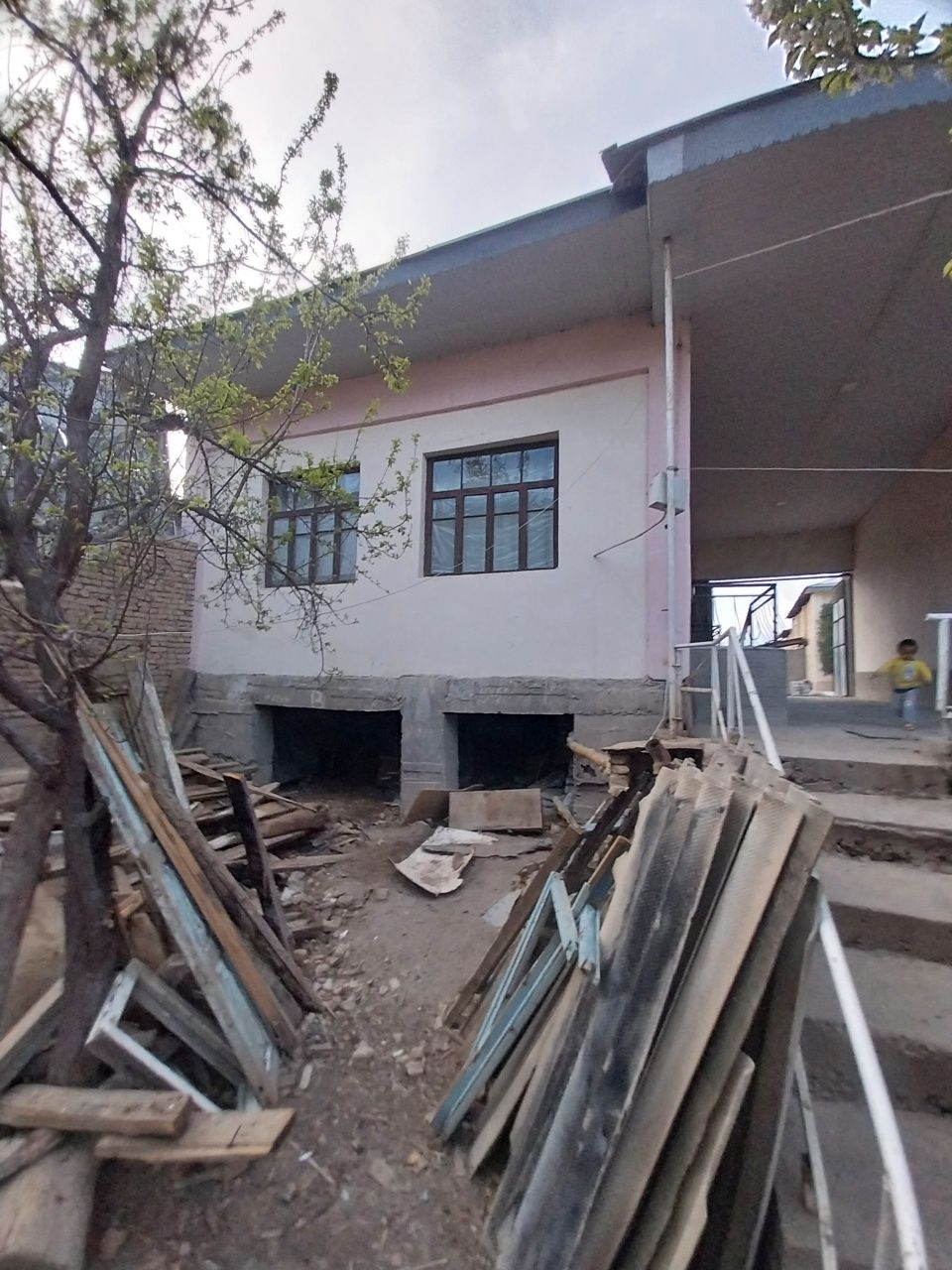 Uy sotiladi Yangiyoʻl shahar srochno arzon narx