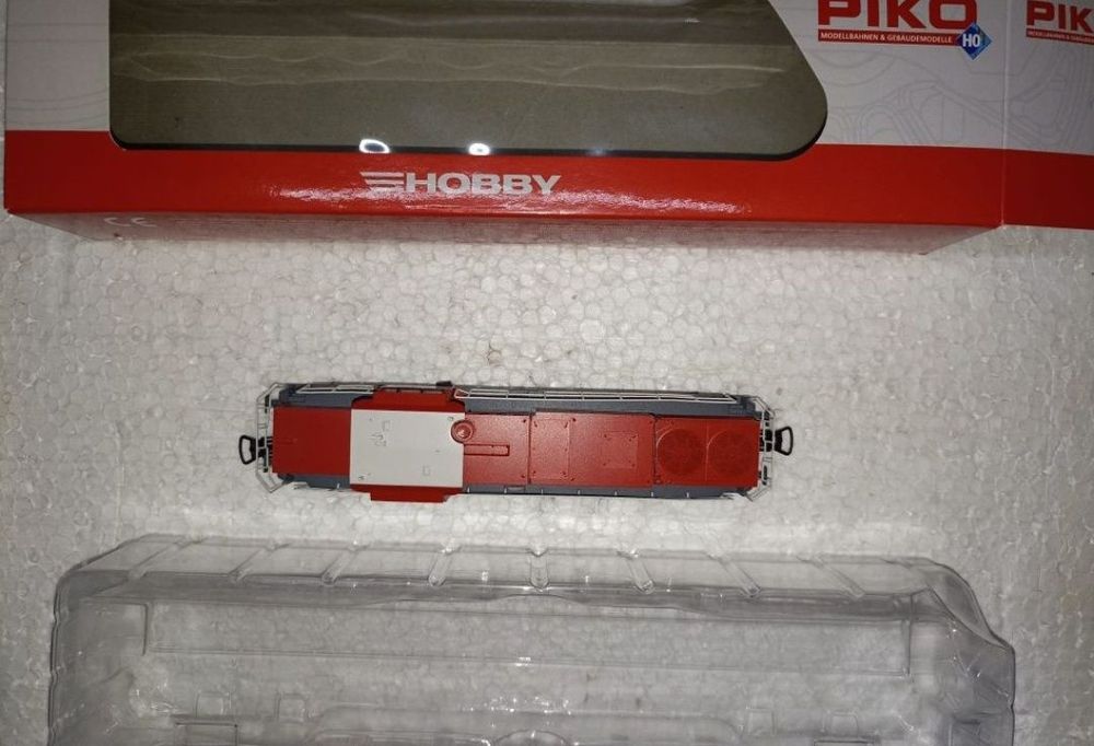 piko BR92 locomotiva digitala cu sunet

Lumini frontale alb/roșu
Tracț