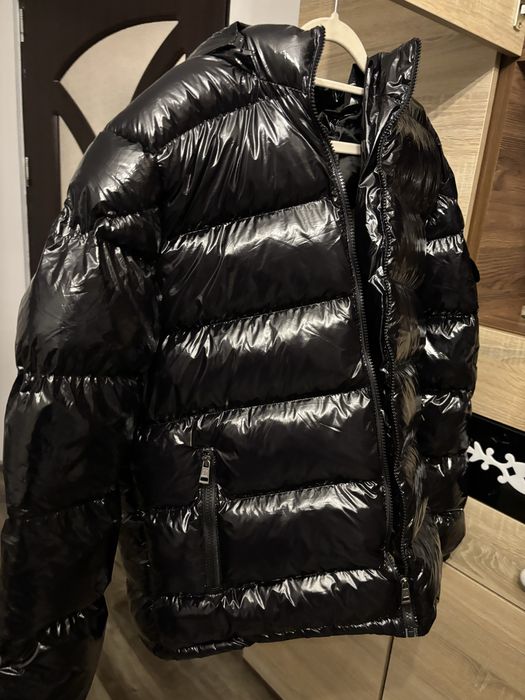 Vând geaca lucioasa Monc.