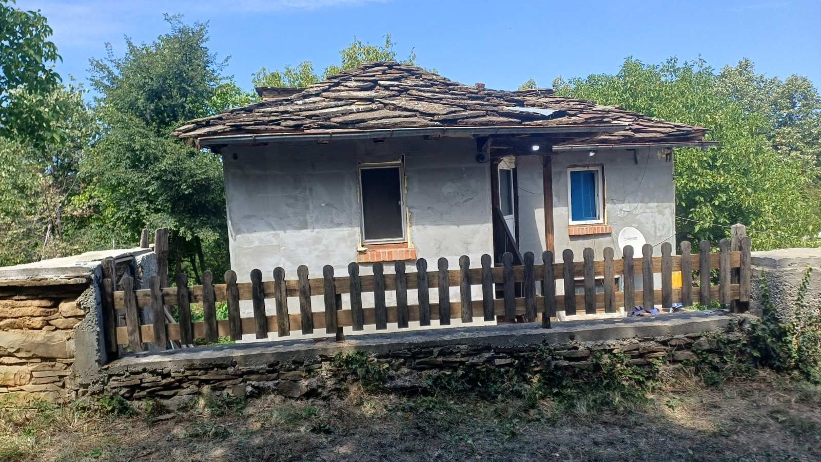 Продава се къща с дворно място