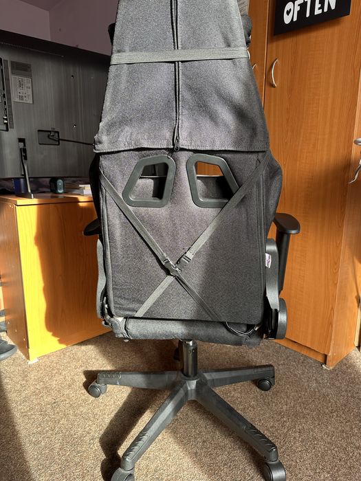 Scaun gaming cu masaj, suport picioare si pernute