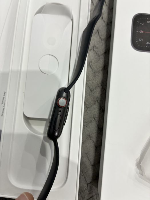 Apple Watch SE (GPS + Cellular)