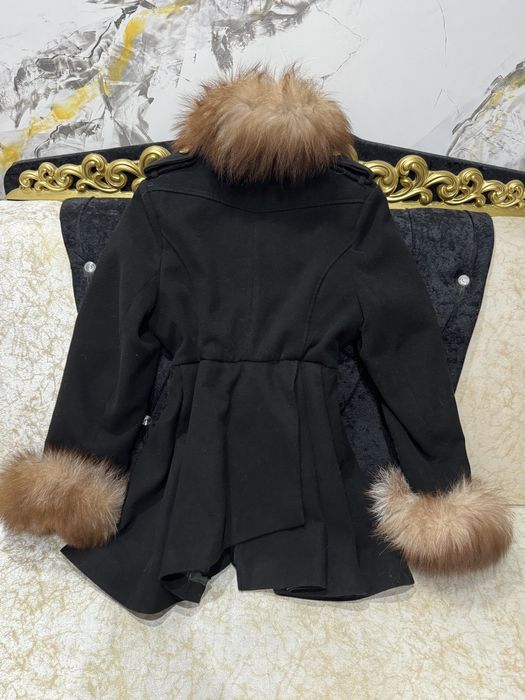 Еелегантно зимно палто с яка от естествен косъм