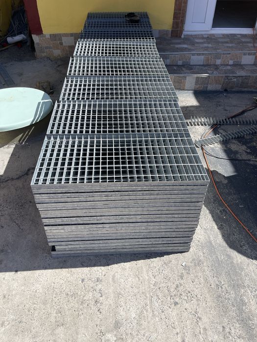 Trepte zincate rezistente pentru scări metalice