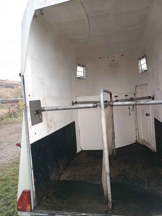 Remorcă pentru transport cai