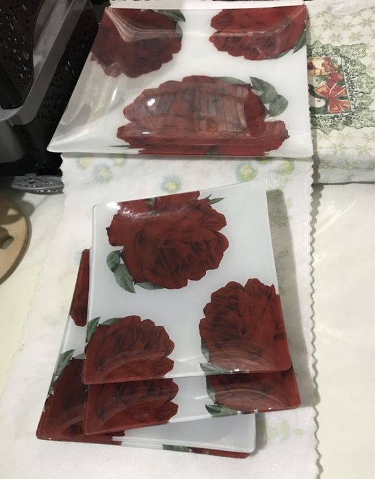 Тортница тарелкаларымен