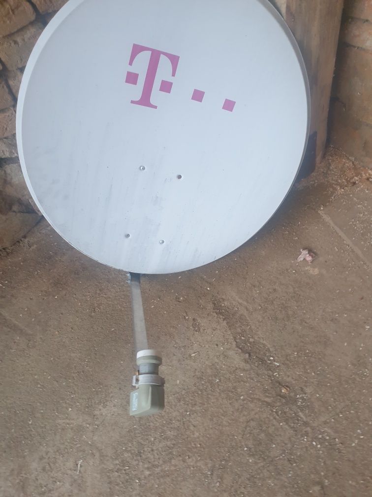 Antena satelit cu LNB inclus și vas de brânză