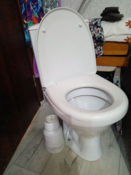 Унитаз белый в хорошем состоянии