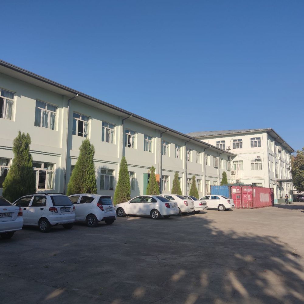 Продается в Яккасарайском районе. Здание 3300 кв.м., 32 сотки земли