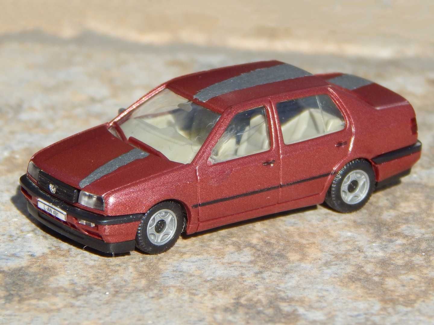 Macheta Volkswagen Vento (A3) 1998 sc 1:87 Herpa HO cu mic defect