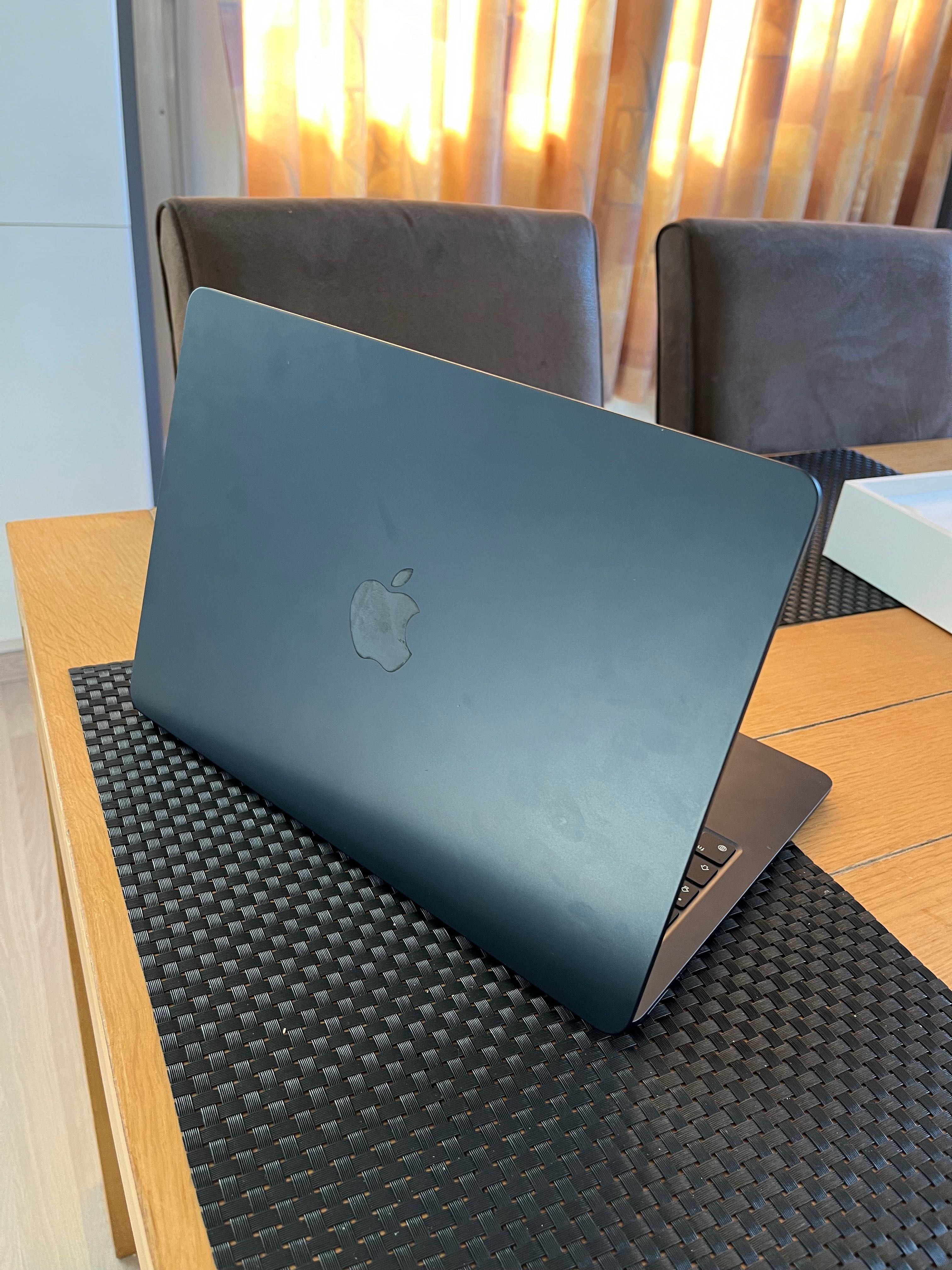 Vând Apple MacBook