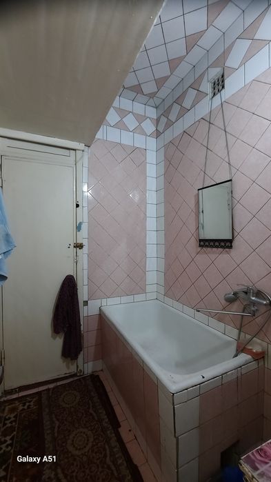 Срочно продаётся микрорайон Ташгрзсс  2/4/4  перекрёстке Сельхоз.